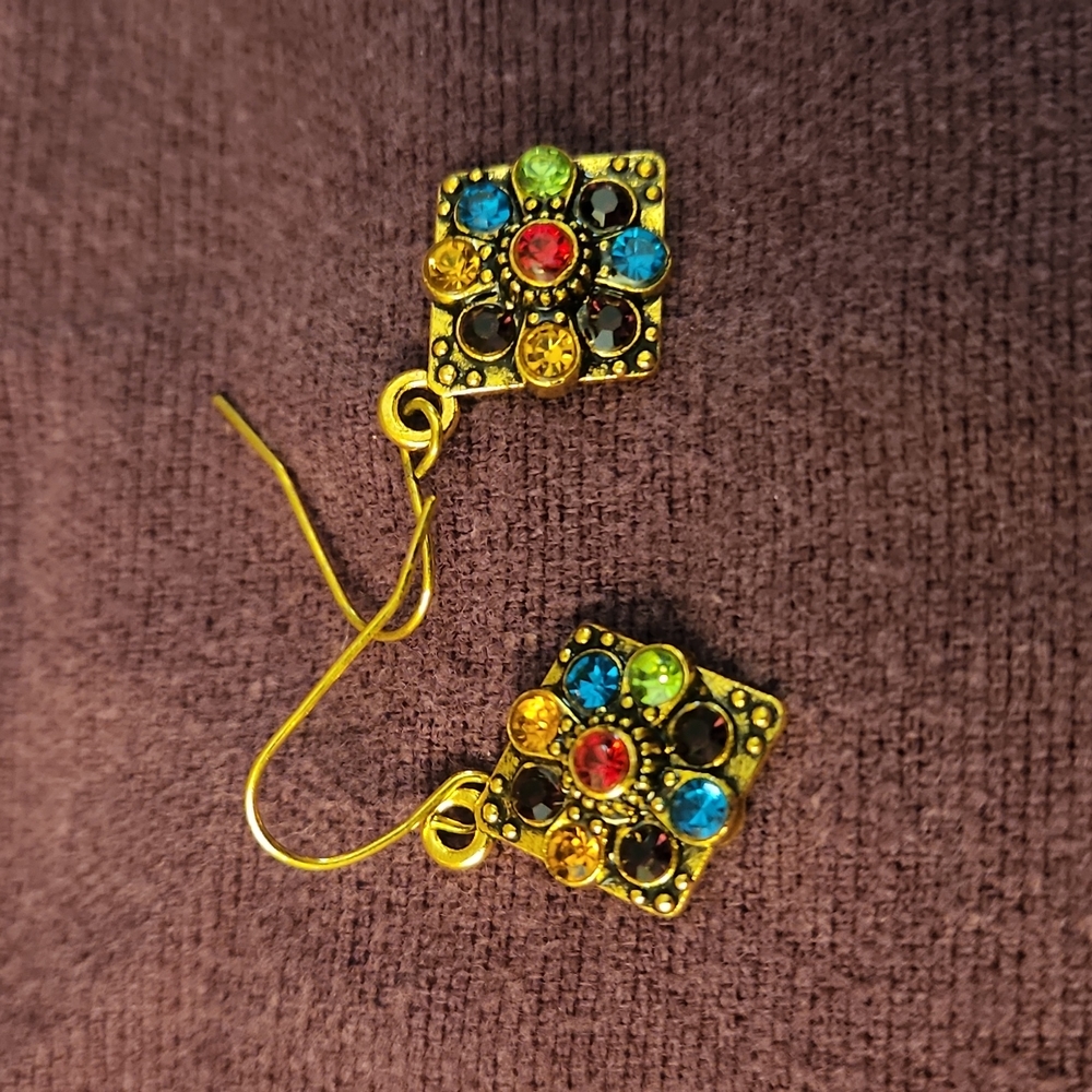 NEW Gold tone earrings with multi color crystals 💥 - Picture 1 of 3